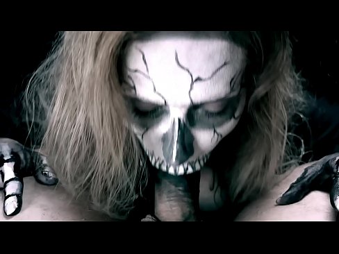 ❤️ Demoniška mergina čiulpia varpą savo juoda burna ir ryja spermą. Porno vk prie mūsų